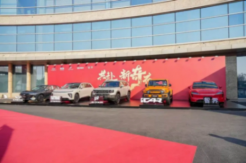 街道上有店鋪的標(biāo)志紅色背景白色的字

低可信度描述已自動生成
