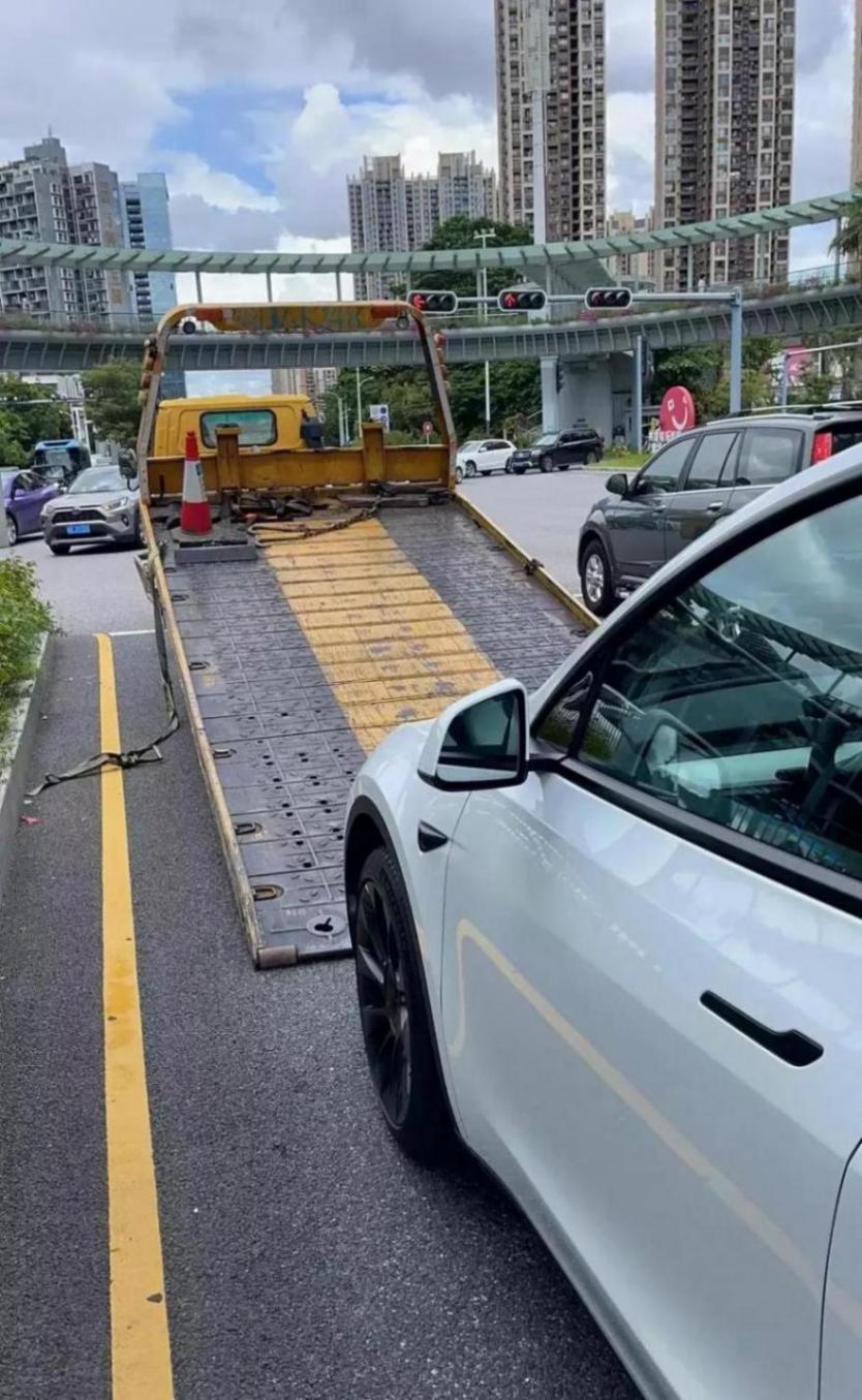 特斯拉車主新型社交:比誰的系統彈窗多,每天能解鎖多少種故障?