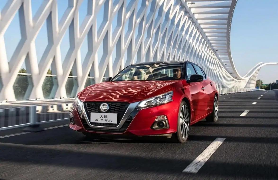 東風日產天籟:長超4米9,2.0T爆發243馬力,舒適與動力兼備