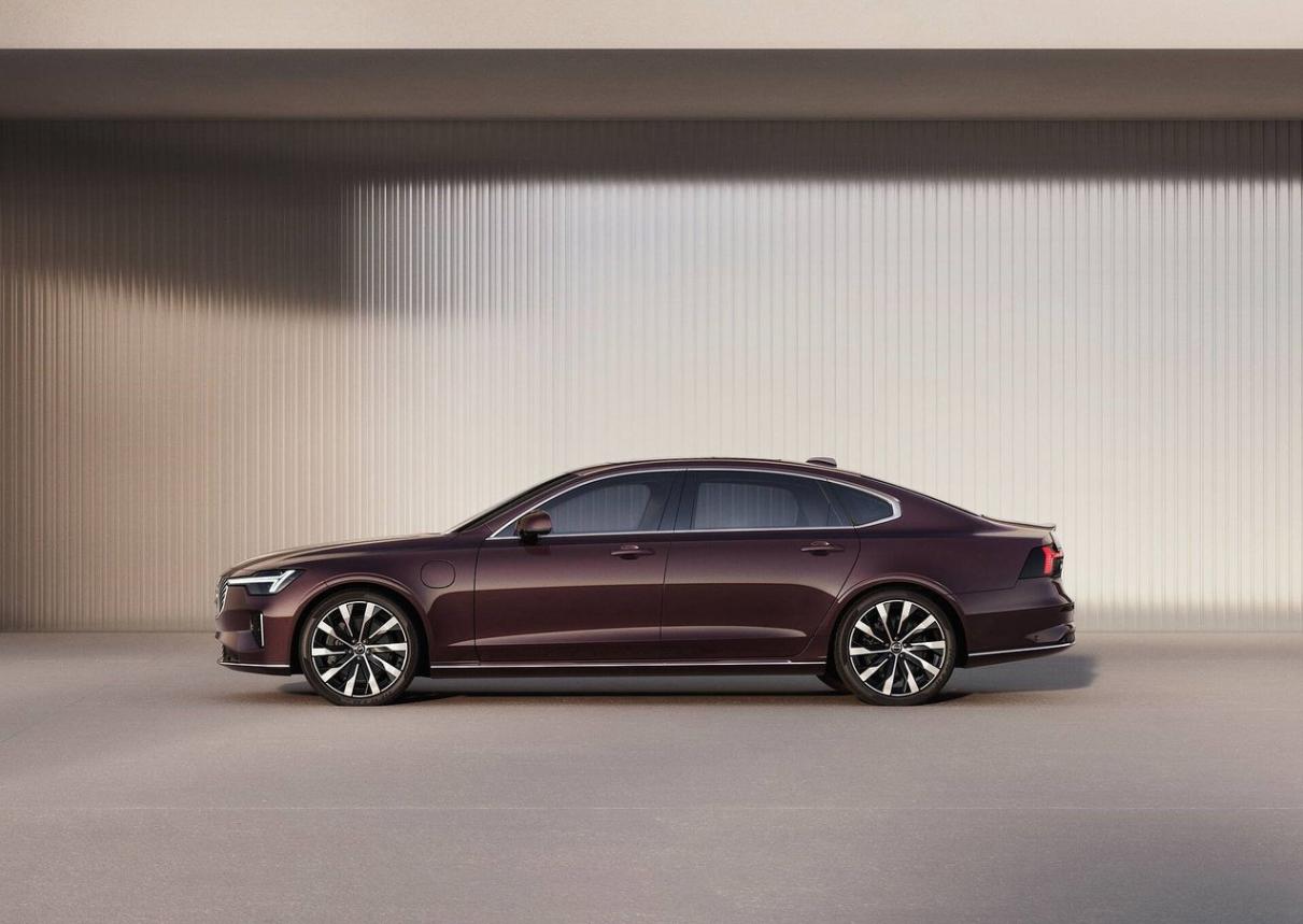 2026款沃爾沃S90正式發布,車尾燈變化明顯,中控屏尺寸增加