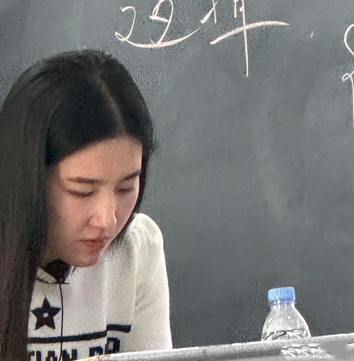 大學(xué)老師因酷似劉亦菲走紅