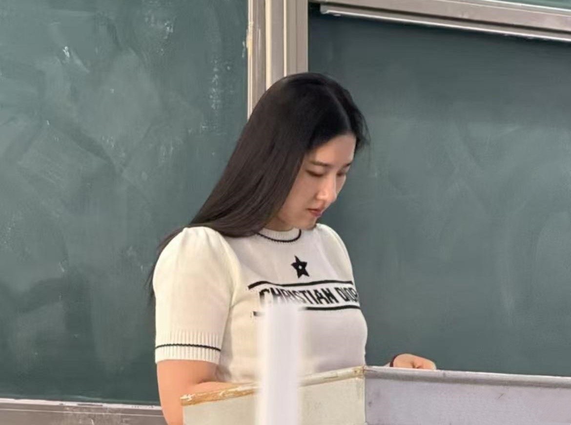 大學(xué)老師因酷似劉亦菲走紅