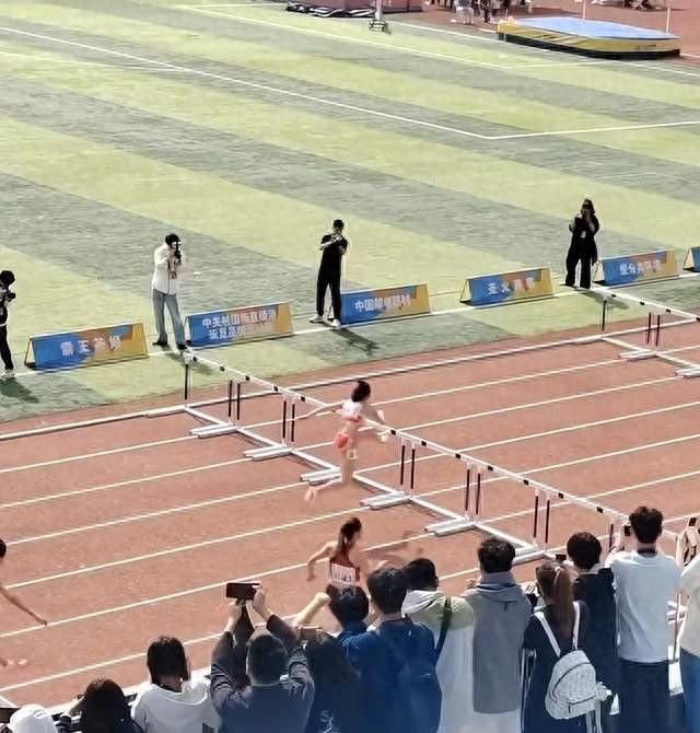 吳艷妮打破首都高校女子100欄紀(jì)錄