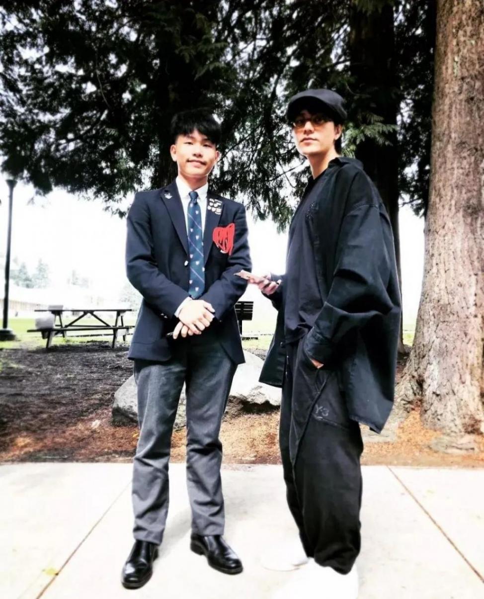 陳坤兒子大學畢業 父子倆合照慶祝
