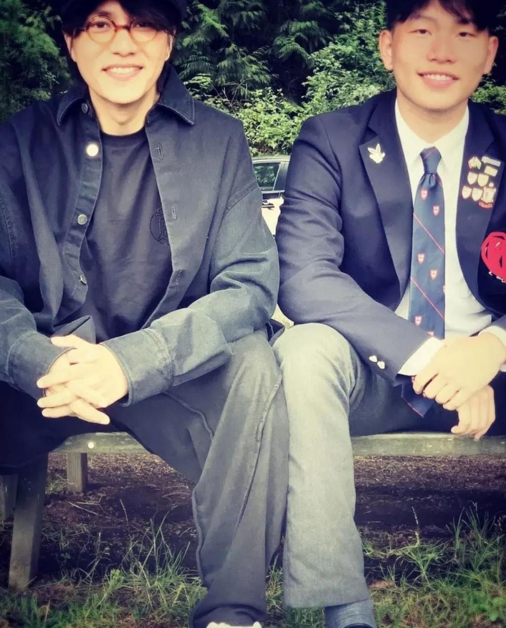 陳坤兒子大學畢業 父子倆合照慶祝