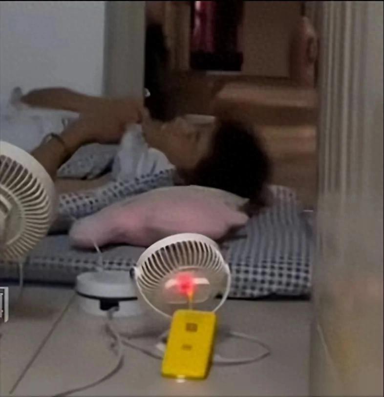 哈爾濱高溫 高校學生樓道睡覺