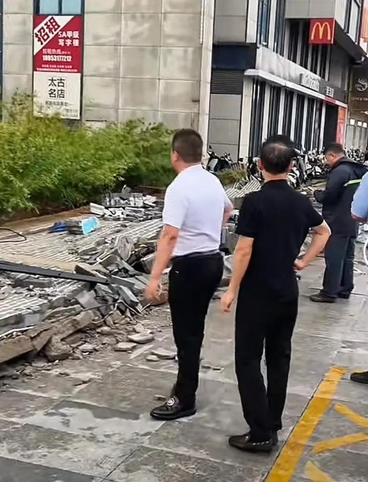 一秒天黑 濟(jì)南突降暴雨